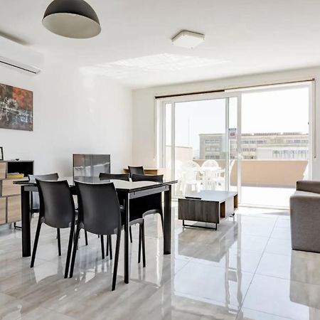 F12 Room 1, Private Room Two Single Beds Shared Bathroom In Shared Flat Msida Extérieur photo