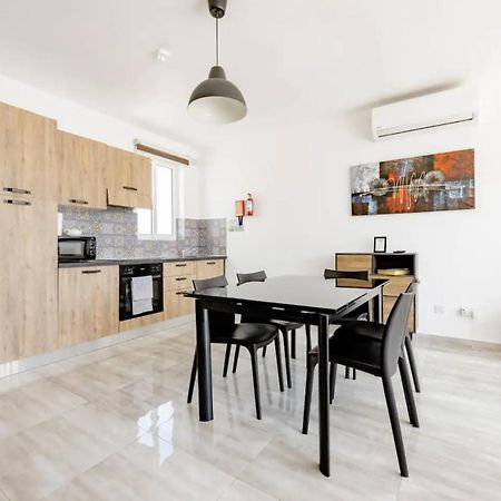 F12 Room 1, Private Room Two Single Beds Shared Bathroom In Shared Flat Msida Extérieur photo
