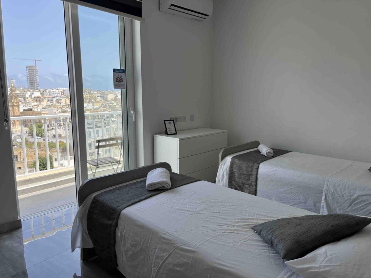 F12 Room 1, Private Room Two Single Beds Shared Bathroom In Shared Flat Msida Extérieur photo