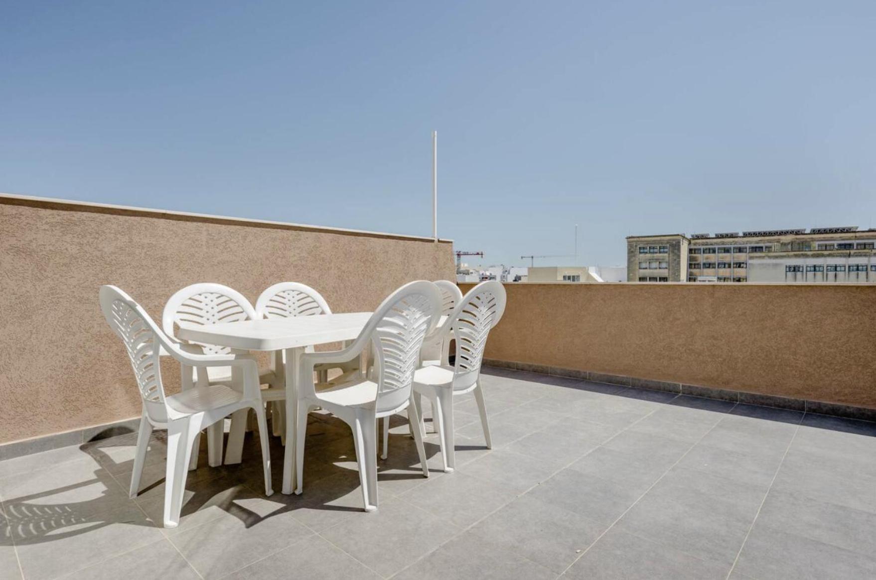F12 Room 1, Private Room Two Single Beds Shared Bathroom In Shared Flat Msida Extérieur photo